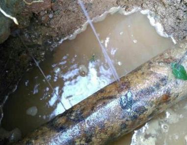 武邑楼顶渗水维修公司分享下地暖漏水的原因及检测方法。